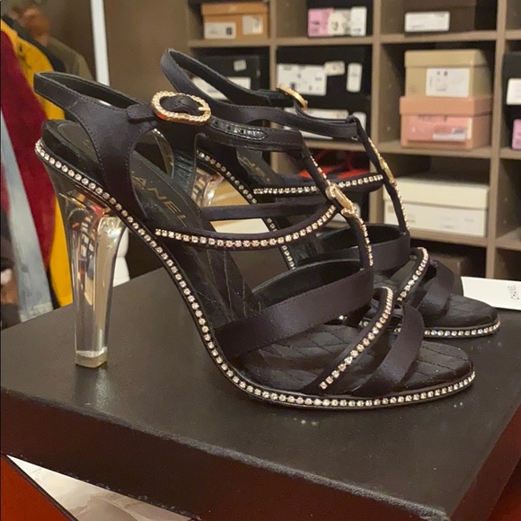 Chanel - Picture 4 of 16